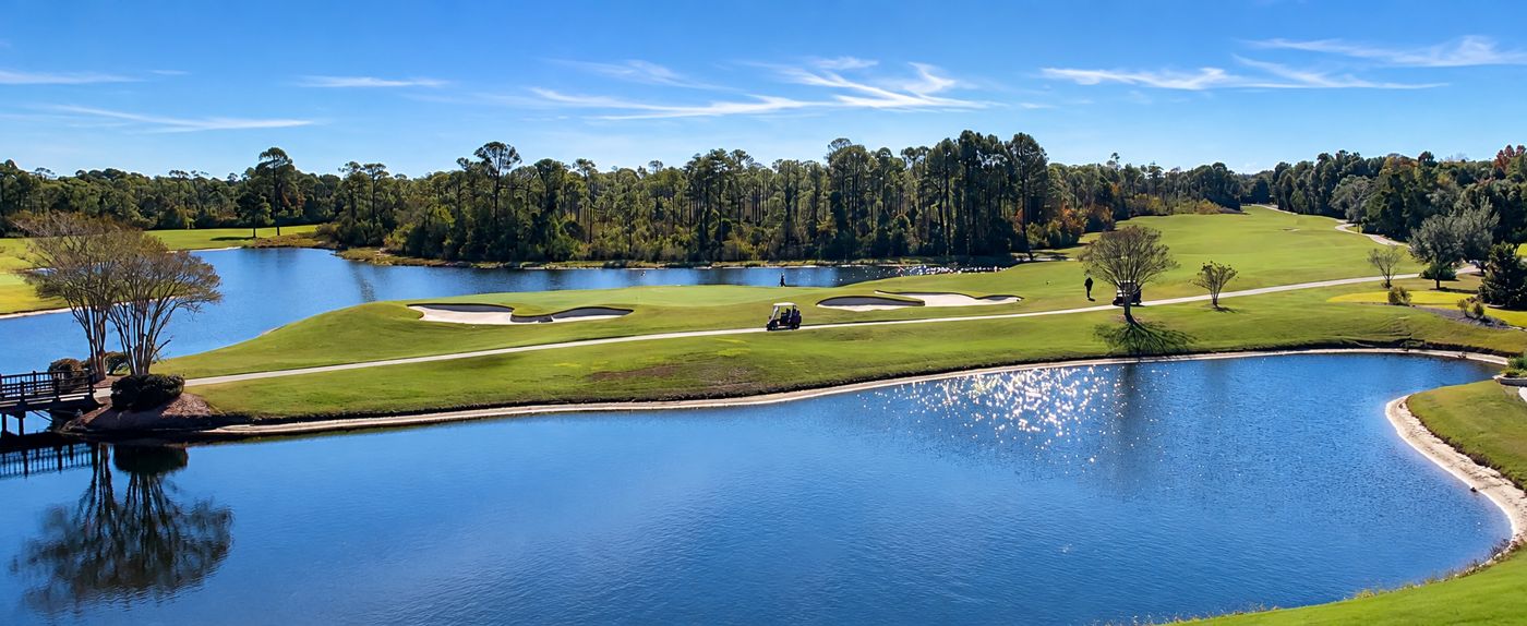 Green with bunkers on a peninsula between two lakes